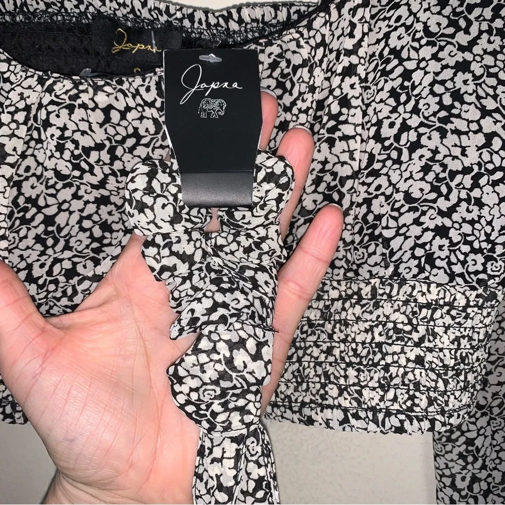 🆕 NWT JAPNA Shirt Women’s Small Crop Top Puff Sleeve Floral Black White Smocked